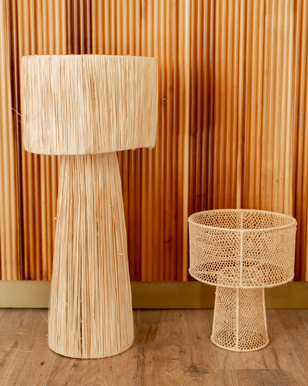 LÁMPARA DE MESA DE RAFIA NATURAL TRENZADA ( RED)