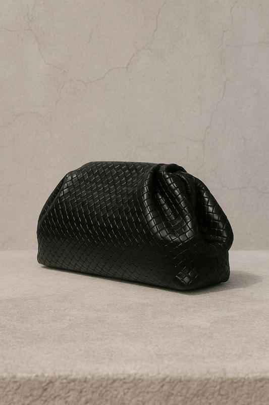 Bolso de mano negro con textura