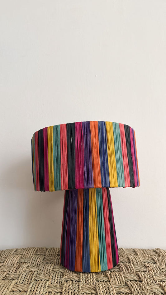 LÁMPARA DE MESA DE RAFIA NATURAL RAYA COLORES