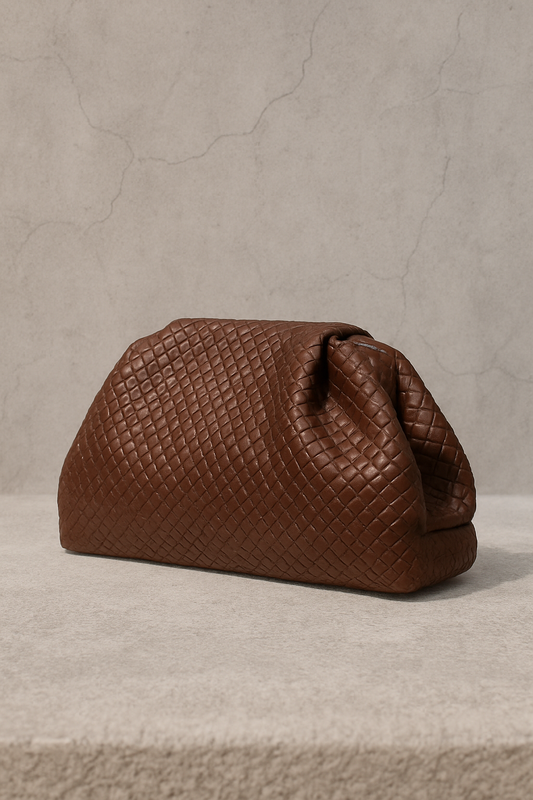 Bolso de mano marrón con textura